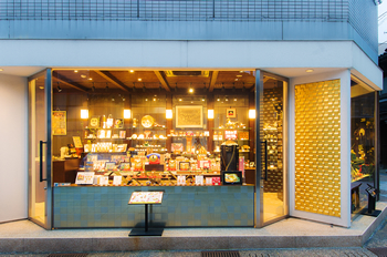 金箔を全面にあしらった店内