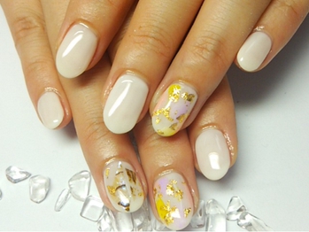 指先を華やかにしてくれる金箔ネイルアート