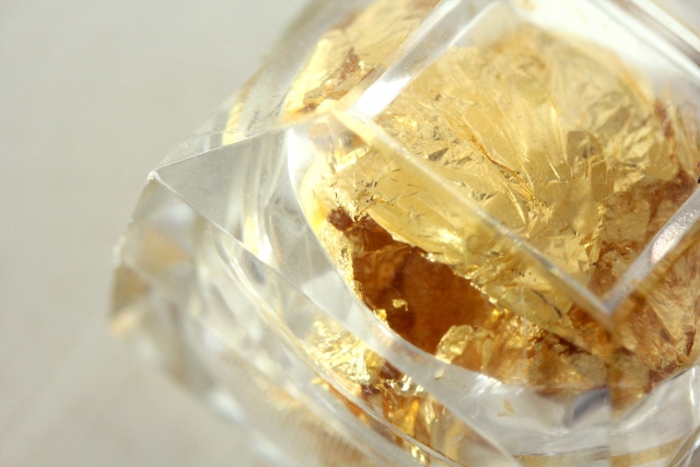 the difference between edible and craft gold leaf