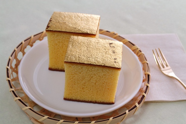 金箔をあしらったカステラ
