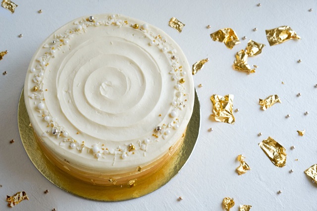金粉が乗ったケーキ