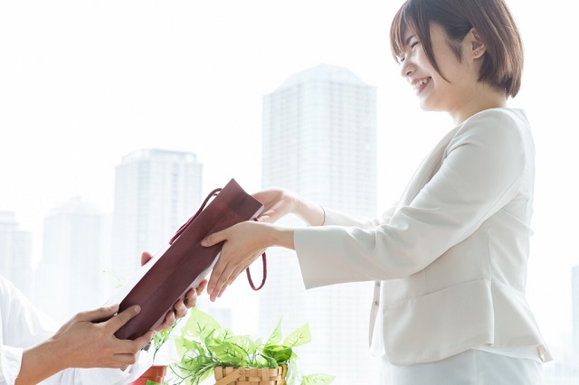 プレゼントを贈る女性
